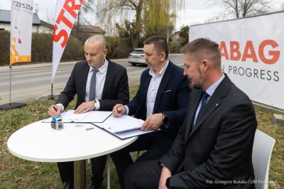 zdjęcie z oficjalnego podpisania umowy na wykonanie inwestycji - rozbudowa ul. Robotniczej w Rzeszowie, fot. Grzegorz Bukała, Urząd Miasta Rzeszowa